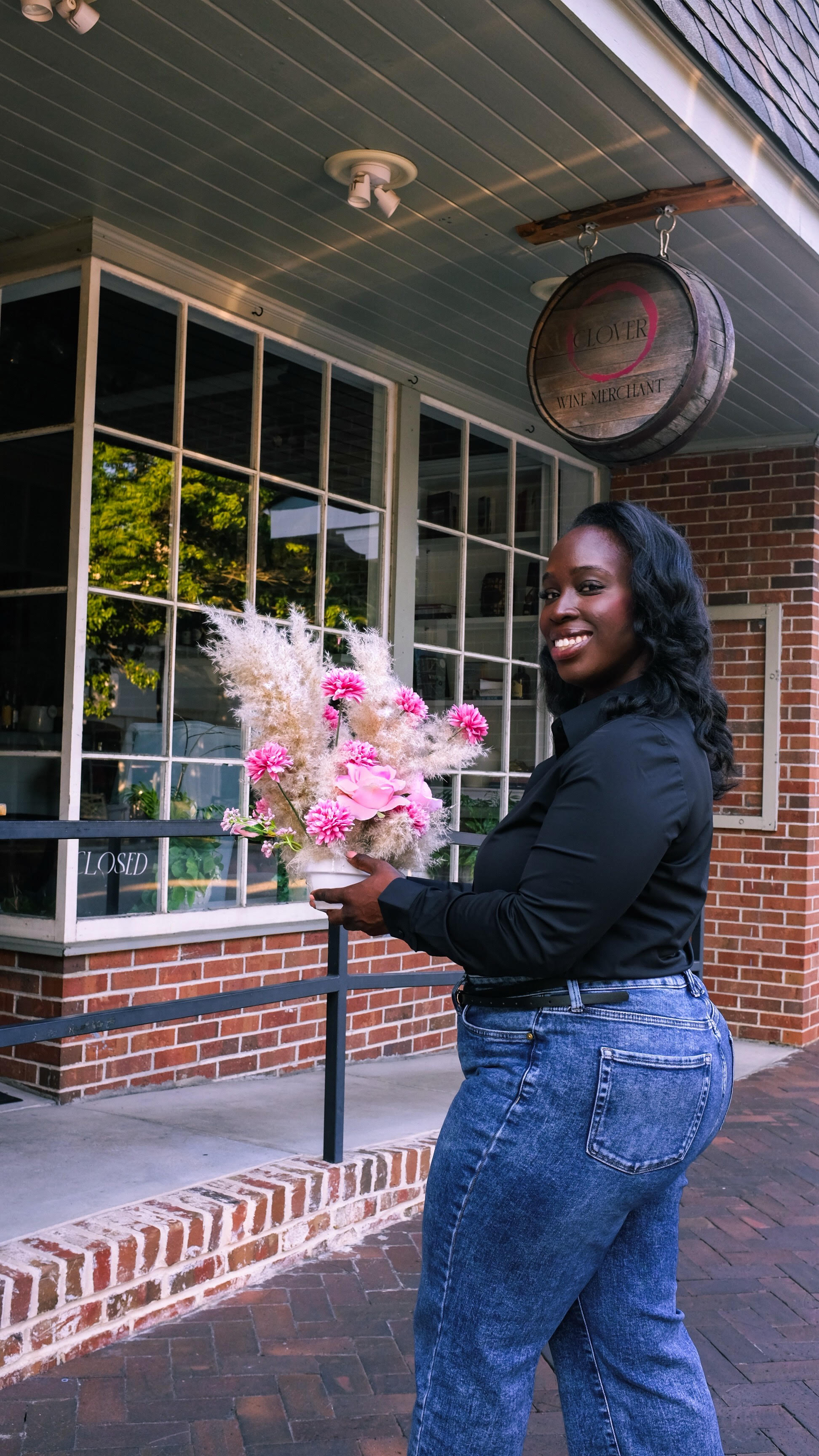 FOUNDER DELIVWRING A FLORAL ARRANGEMENT